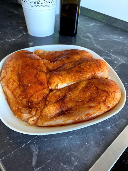 Пилешко и спанаќ во крем сос од мелен црвен пипер СИКА